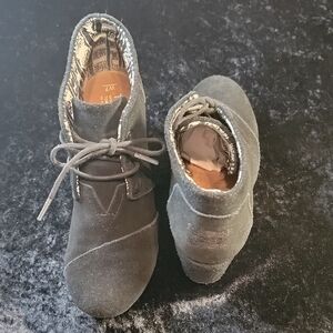 Toms Ankle Boots Womens 7 Desert Wedge Black Suede Lace Up Ankle Heel Comfort